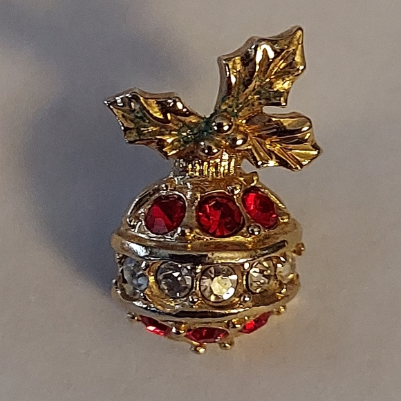 Avon Vintage Christmas Earrings - Picture 5 of 10